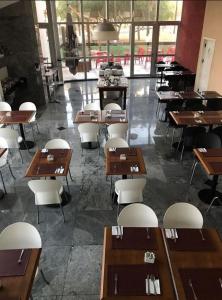 塔瓜汀加COBERTURA DUPLEX 70 m COM HIDRO NO MELHOR HOTEL DE TAGUATINGA的一间设有木桌和椅子的餐厅