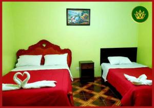 齐克拉约HOTEL REY DE ORO的一间卧室配有两张床,心灵
