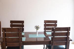 布琼布拉Ruhuka House的餐桌、椅子和花瓶