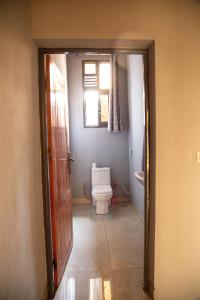 布琼布拉Ruhuka House的一间带卫生间和窗户的浴室