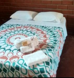塔拉波托ALMÁZYGO Bed & Breakfast的一间卧室配有带毛巾的床