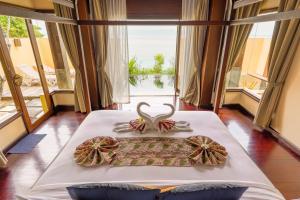 Baan Khai奇德乐玛斯度假酒店的一间房间,配有桌子和两条毛巾