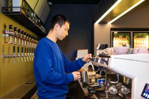 上海Dayin East Nanjing Road & The Bund的一个人在咖啡店工作