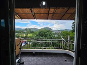 Ban Komo Sip PaetAnda Betong Homestay的房屋的阳台享有风景。