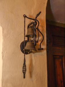 勒什Baroque villa near Bled - Resort Vidmar的挂在墙上的钟