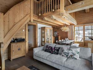 瓦勒迪泽尔Chalet Val-d'Isère, 6 pièces, 9 personnes - FR-1-567-104的客厅配有沙发和桌子