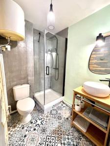 法兰西堡Bella Apartment的带淋浴、卫生间和盥洗盆的浴室