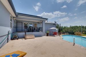 圣安东尼奥1-Story Hill Country Home Near Fiesta with Pool!的一个带游泳池和房子的庭院