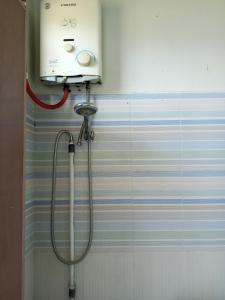 LaweanOYO 93012 Griya Kencana Asri Syariah的带淋浴喷头的浴室