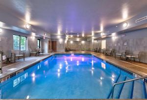 沙科皮沙科皮快捷假日酒店及套房的大楼里一个蓝色的大泳池