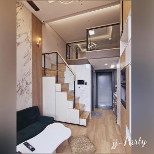 首尔Luxury Apartment near Lotte World的一个小房子里带楼梯的客厅