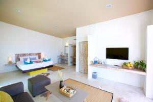 通萨拉Lime N Soda Beachfront Resort的带沙发和电视的客厅