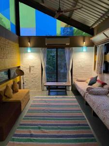 NānodraGreenescape villa at Kensville Golf living的客厅设有两张床和大窗户