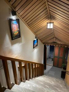 帕罗Hotel Dorjiling的走廊设有木制天花板和楼梯