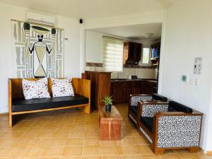 长滩岛艾萨托海滩度假村的一间带两张沙发的客厅和一间厨房