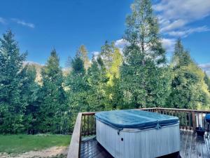 North ForkHoneybee Hive HOT TUB BBQ 8 minutes to Bass Lake Sleeps up to 6的树甲板上的热水浴池
