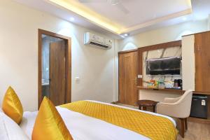 新德里The Saina International - New Delhi - Paharganj的酒店客房,配有床和电视