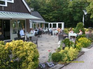 Fluitenberg德斯帕班克霍夫酒店的一群坐在花园里桌子上的人