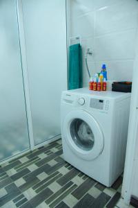 坦加拉Nima villa的洗衣房配有洗衣机