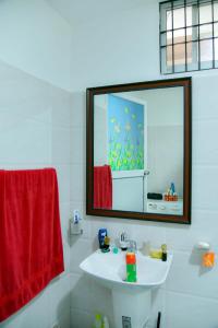 坦加拉Nima villa的浴室设有白色水槽和红色毛巾