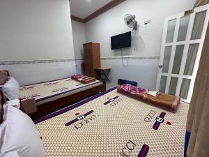 保禄Motel Khánh Vy的一间设有两张床的客房,地板上配有工具