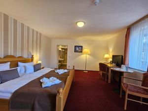 乌埃克尔明德阿蒙市场及啤酒屋斯特库酒店的酒店客房,配有带毛巾的床