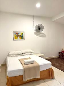 雪邦MOFA Homestay Near KLIA Airport的一间卧室配有一张床和风扇