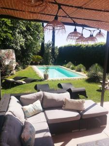 蒙布舍叙尔雅布龙La villa Pausa en Drôme provençale的带沙发和游泳池的天井