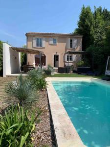 蒙布舍叙尔雅布龙La villa Pausa en Drôme provençale的房屋前有游泳池的房子
