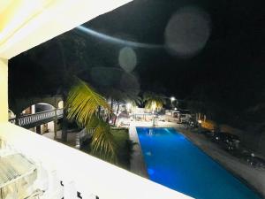 马哈赞加New Park Resort的享有游泳池的夜间景致