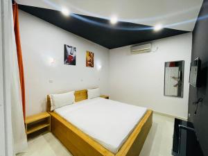马哈赞加New Park Resort的一间小卧室,卧室内配有一张床铺