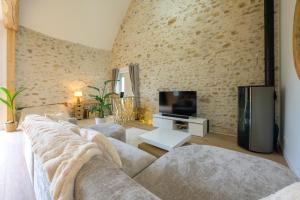 Perthes-en-GâtinaisLovely Bleau的带沙发和电视的客厅