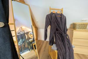 Perthes-en-GâtinaisLovely Bleau的挂在镜子旁的架子上的长袍