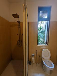 斯里贾亚瓦德纳普拉科特Culture Hub Backpack Hostel的一间带卫生间和窗户的浴室