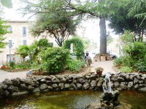 蒙塔尔奇诺花园旅馆的花园中的池塘,花园内设有喷泉