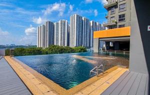 新山Loft Suite Seaview near JB CIQ 8pax的一座高楼屋顶上的游泳池