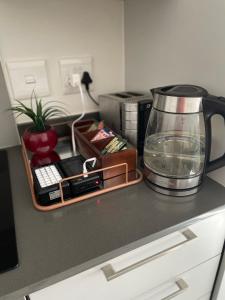 SandtonFourways Luxe Suite的厨房柜台配有咖啡壶和搅拌机