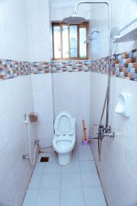 姆万扎Port Park Hotel的白色的浴室设有卫生间和窗户。