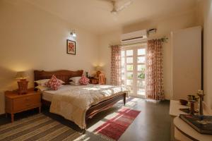 斋浦尔Shree Nikunj - A Luxury Boutique Homestay in Jaipur的一间卧室设有一张大床和一个窗户。
