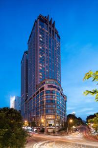 重庆重庆希尔顿酒店的夜晚在城市的高楼