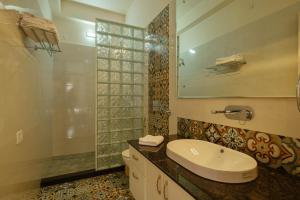 斋浦尔Shree Nikunj - A Boutique Homestay的浴室配有白色水槽和淋浴。