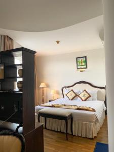 龙川市华平1号酒店的一间卧室,卧室内配有一张大床