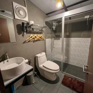 Ban Pa Yang (3)Style Paidoi Resort的浴室配有卫生间、盥洗盆和淋浴。
