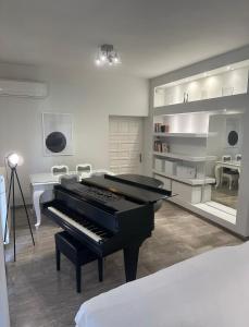 纳弗帕克托斯Casa di Giorgio的卧室里的黑钢琴