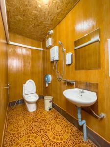 Mon JamPhu Fahsai Homestay的一间带卫生间和水槽的浴室