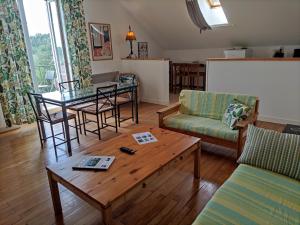 克莱尔沃雷拉克Villas du Lac的客厅配有沙发和桌椅