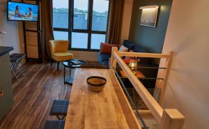 南特博纳维尔小屋公寓的客厅配有桌子和沙发