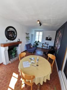 肖蒙索卢尔La Jacquière的客厅配有桌椅和壁炉