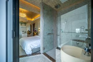 哥打京那巴鲁Ritz Residence @ Imago Loft B 7th Floor的带淋浴、床和浴缸的浴室