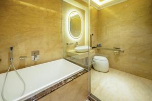 哥打京那巴鲁Ritz Residence @ Imago Loft B 7th Floor的带浴缸、盥洗盆和卫生间的浴室